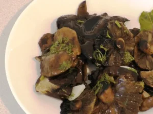 Солоні чорніючі підгруздки з кропом